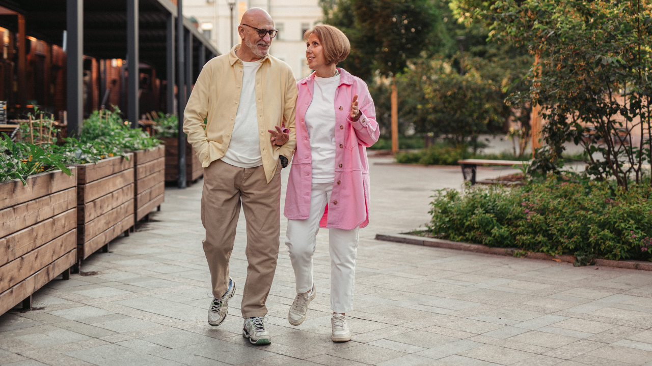 Walking shoes for senior women 2025